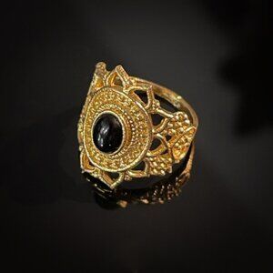 ✨Beautiful Vintage 18kge Brass Ring with Black Gem